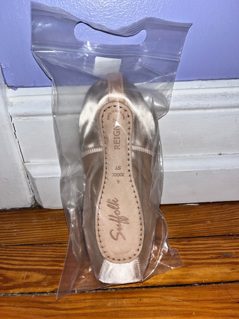 New Suffolk Reign Pointe Shoes (size 6, width 4x, standard shank)